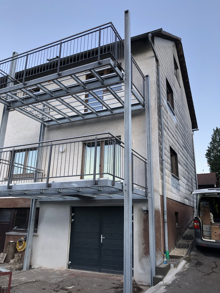 Feuerverzinkter Stahlbalkon hergestellt von der Metallbaumanufaktur Berg im Odenwald