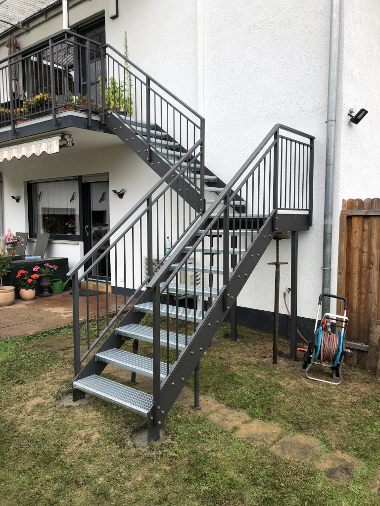 Außentreppe aus verzinktem Stahl und lackiert von der Metallbaumanufaktur Berg in 64756 Mossautal